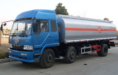 解放小三軸油車(chē)