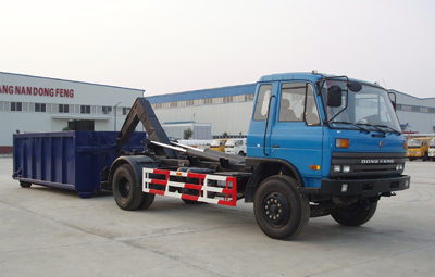 東風(fēng)145拉臂式垃圾車(chē)